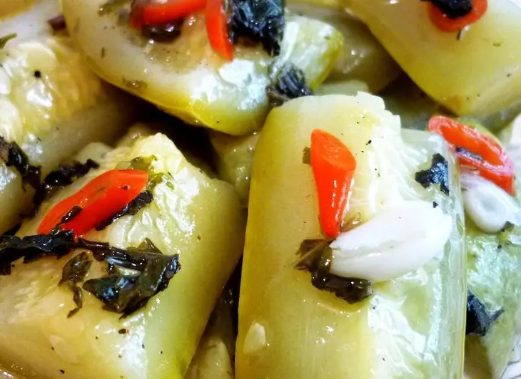 Кабачки,маринованные с чесноком и мятой: шаг 3