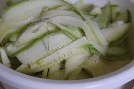 Салат к шашлыку из молодых кабачков: шаг 2