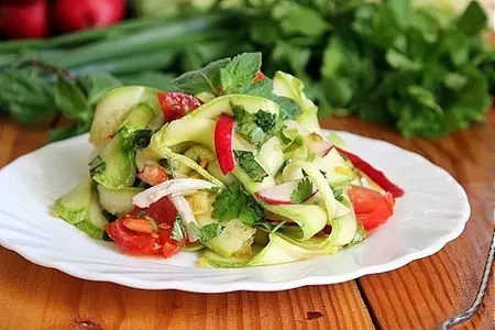 Салат к шашлыку из молодых кабачков: шаг 8