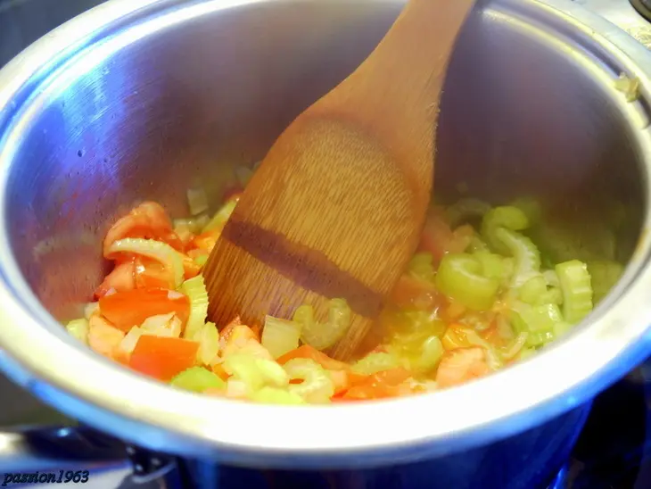 Быстрый рыбный суп с брынзой и оливками: шаг 2