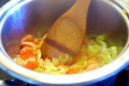 Быстрый рыбный суп с брынзой и оливками: шаг 2