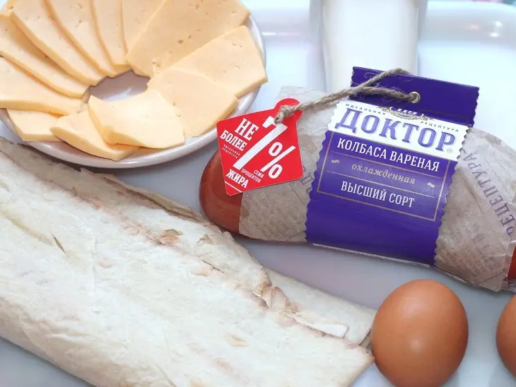 Быстрый рулет с колбасой и сыром: шаг 1