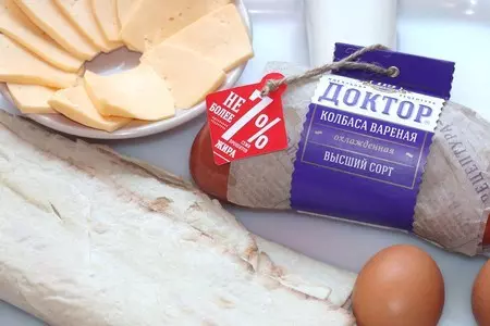 Быстрый рулет с колбасой и сыром: шаг 1