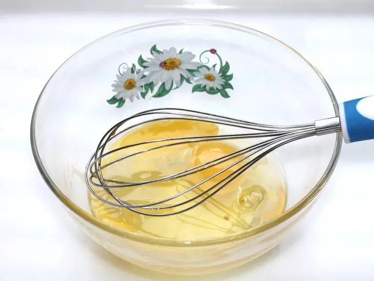 Быстрый рулет с колбасой и сыром: шаг 2