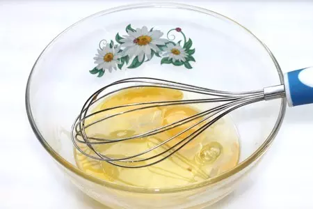 Быстрый рулет с колбасой и сыром: шаг 2