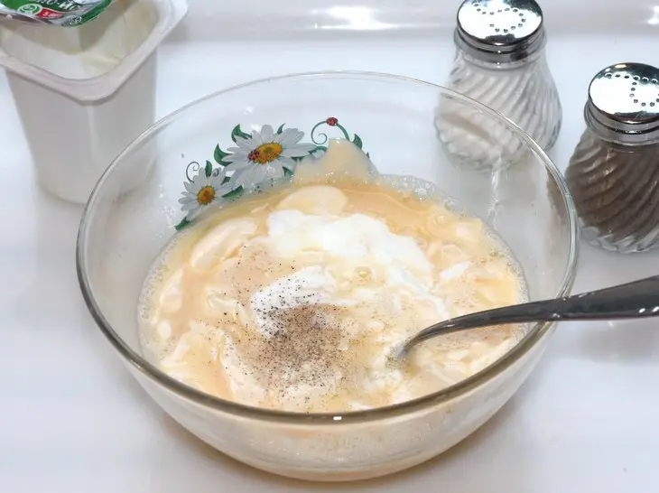 Быстрый рулет с колбасой и сыром: шаг 3