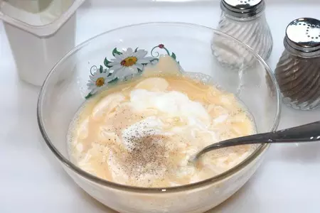Быстрый рулет с колбасой и сыром: шаг 3