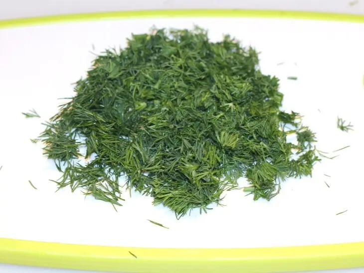 Быстрый рулет с колбасой и сыром: шаг 4