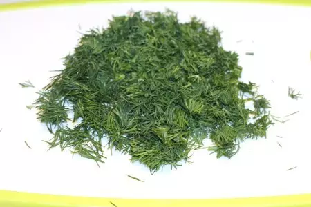 Быстрый рулет с колбасой и сыром: шаг 4