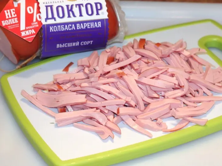Быстрый рулет с колбасой и сыром: шаг 5