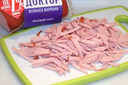Быстрый рулет с колбасой и сыром: шаг 5