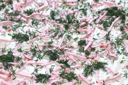 Быстрый рулет с колбасой и сыром: шаг 6