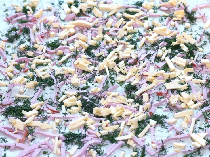 Быстрый рулет с колбасой и сыром: шаг 7