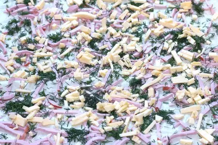 Быстрый рулет с колбасой и сыром: шаг 7