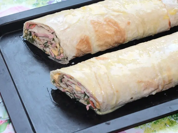Быстрый рулет с колбасой и сыром: шаг 8