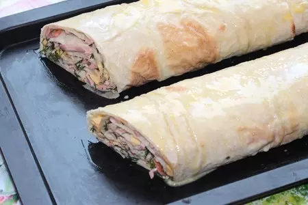 Быстрый рулет с колбасой и сыром: шаг 8