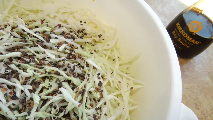 Открытые булочки с маринованной капустой, сыром и кунжутом (идеи для пикника): шаг 1