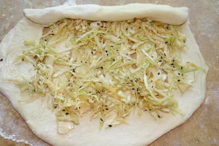 Открытые булочки с маринованной капустой, сыром и кунжутом (идеи для пикника): шаг 5