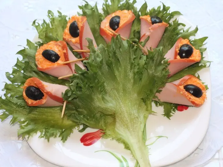 Закусочный колбасный букет: шаг 5
