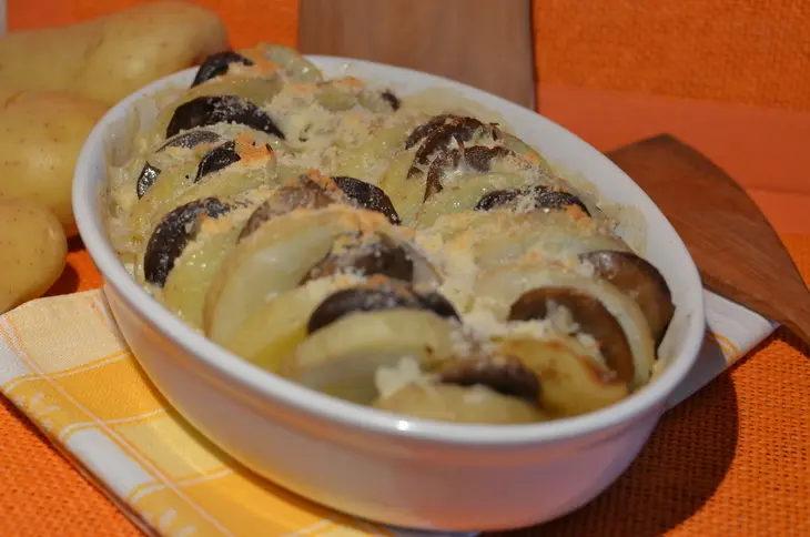 Молодой картофель с грибами: шаг 7