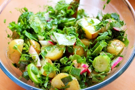 Салат с молодым картофелем и овощами: шаг 8