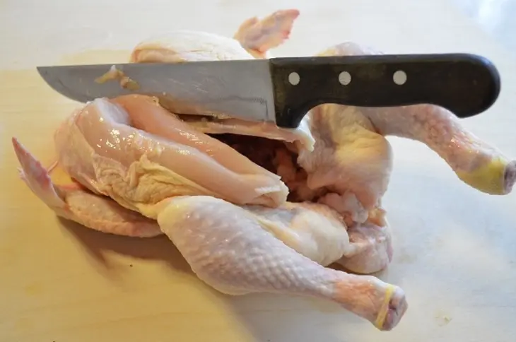 Рулет из целой курицы с ветчиной: шаг 1