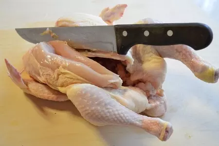 Рулет из целой курицы с ветчиной: шаг 1
