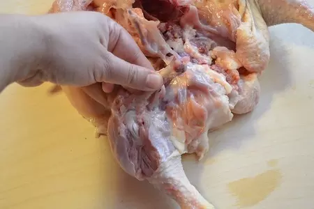 Рулет из целой курицы с ветчиной: шаг 3