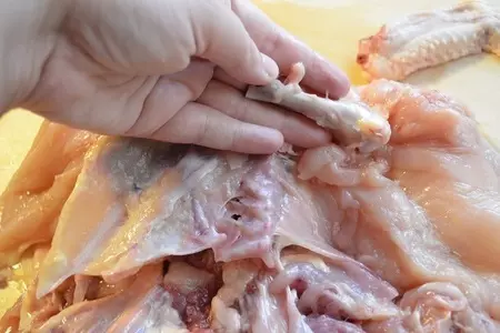Рулет из целой курицы с ветчиной: шаг 6