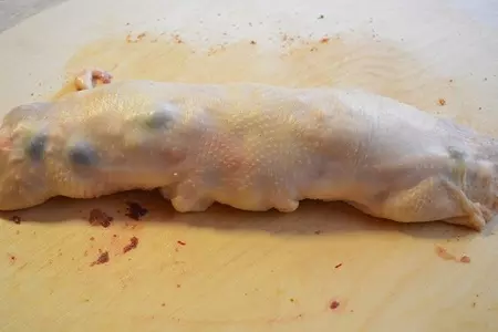 Рулет из целой курицы с ветчиной: шаг 16