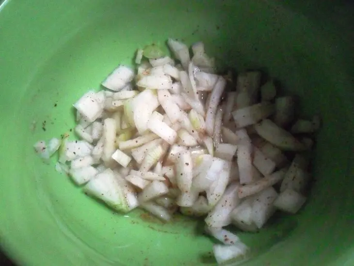 Рисовый салат с огурцами и сладкой кукурузой: шаг 2