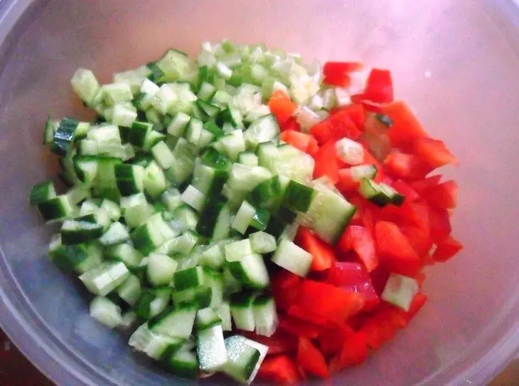 Рисовый салат с огурцами и сладкой кукурузой: шаг 3
