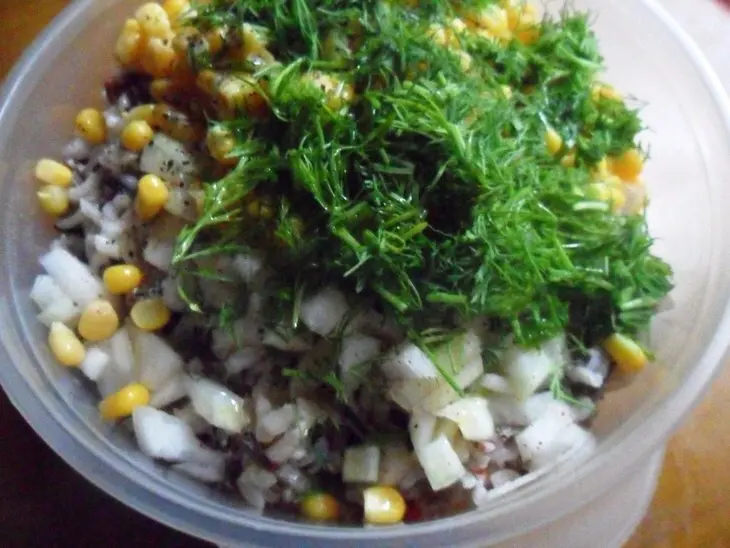Рисовый салат с огурцами и сладкой кукурузой: шаг 4