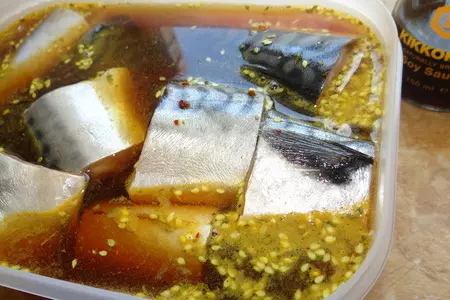 Скумбрия маринованная в соевом соусе и скумбрия копченая: шаг 3