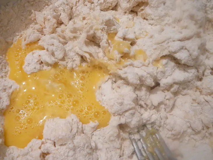 Роти по-тайски: слоеные лепешки с кунжутом и кокосовой стружкой: шаг 1
