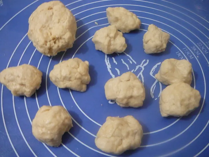 Роти по-тайски: слоеные лепешки с кунжутом и кокосовой стружкой: шаг 2
