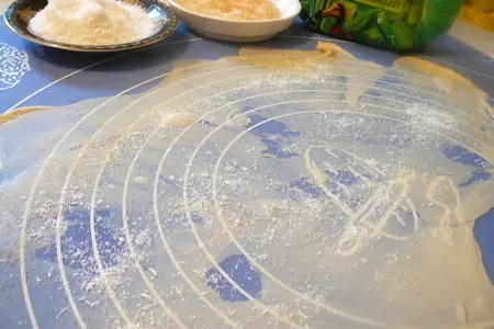 Роти по-тайски: слоеные лепешки с кунжутом и кокосовой стружкой: шаг 4