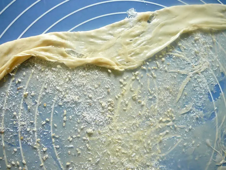 Роти по-тайски: слоеные лепешки с кунжутом и кокосовой стружкой: шаг 5