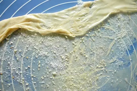 Роти по-тайски: слоеные лепешки с кунжутом и кокосовой стружкой: шаг 5