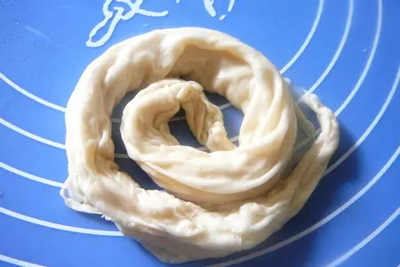 Роти по-тайски: слоеные лепешки с кунжутом и кокосовой стружкой: шаг 6