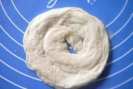 Роти по-тайски: слоеные лепешки с кунжутом и кокосовой стружкой: шаг 7