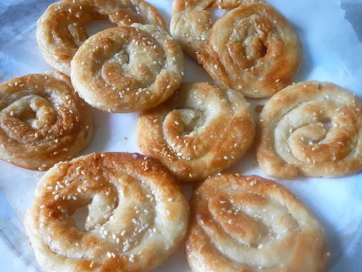 Роти по-тайски: слоеные лепешки с кунжутом и кокосовой стружкой: шаг 8