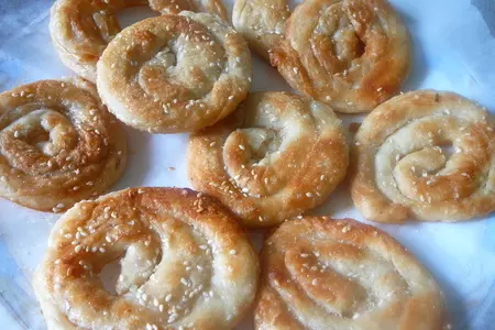 Роти по-тайски: слоеные лепешки с кунжутом и кокосовой стружкой: шаг 8