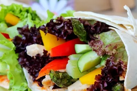 Лаваш с овощами и курицей: шаг 11