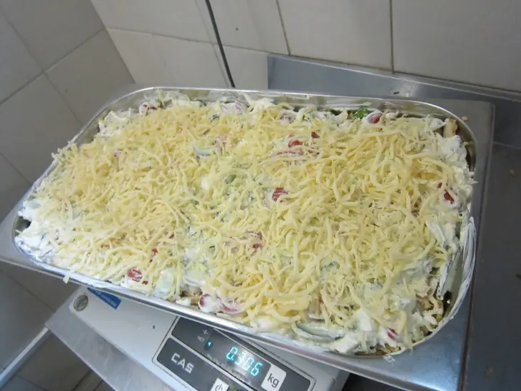 Слоёный салат цезарь: шаг 5