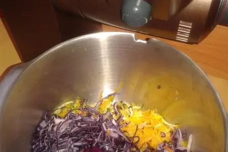 Овощной салат с морской капустой и пряной заправкой: шаг 2