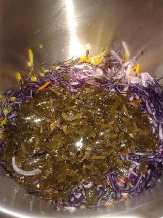 Овощной салат с морской капустой и пряной заправкой: шаг 3