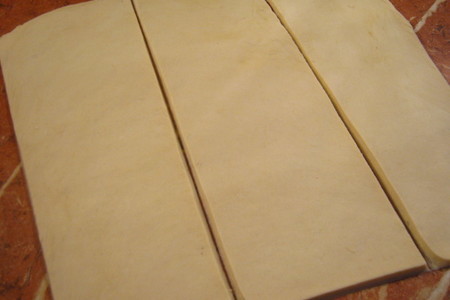 Пирожки из слоеного теста с колбасой и сыром: шаг 1