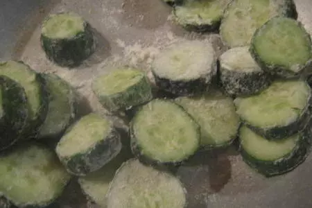 Жареные огурцы с соусом киккоман: шаг 3