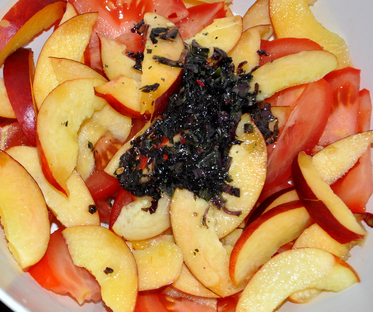 Салат из помидоров и нектаринов: шаг 2